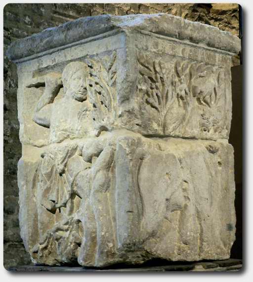 Část reliefu Plaveckého oltáře, kde je vyobrazen bůh Esus a Tarvos Trigaranus