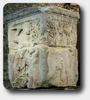 Pohled na dva sousedící panely Plaveckého oltáře – Esus a Tarvos Trigaranus