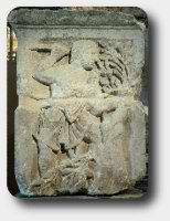 Část reliefu Plaveckého oltáře, kde je vyobrazen bůh Esus