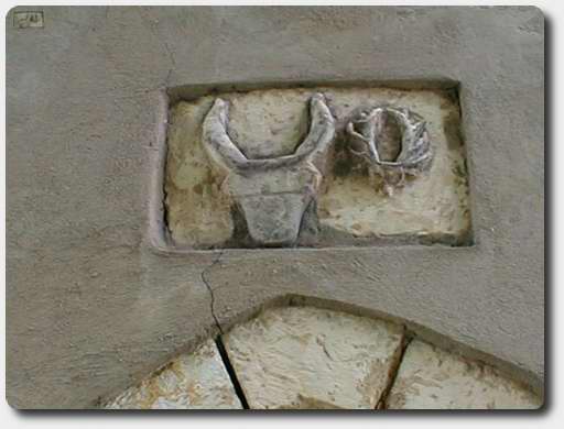 Havraň – kostel sv. Vavřínce – reliefní kamenná deska s hlavou vola a jelena