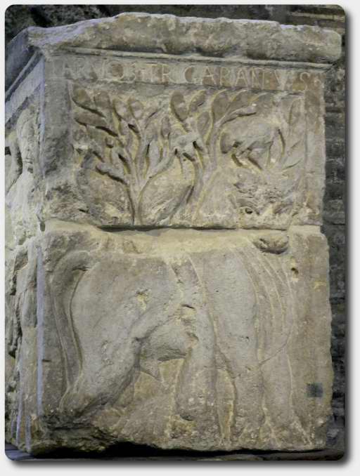 Část reliefu Plaveckého oltáře, kde je vyobrazen bůh Esus a Tarvos Trigaranus