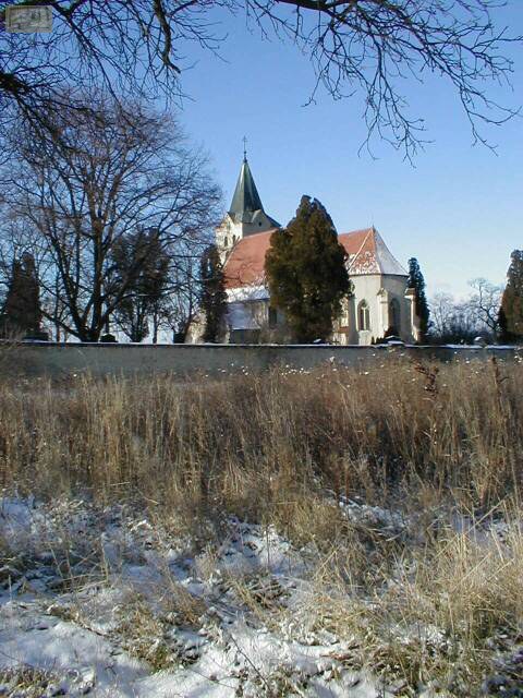 Havraň – kostel sv. Vavřince v zimě od jihovýchodu