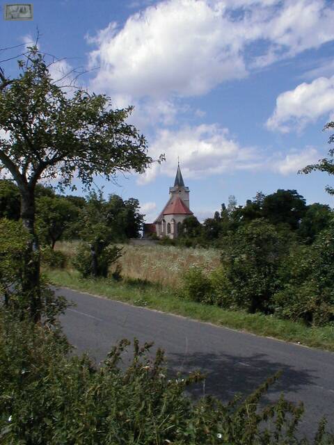 Havraň – kostel sv. Vavřince v létě od východu